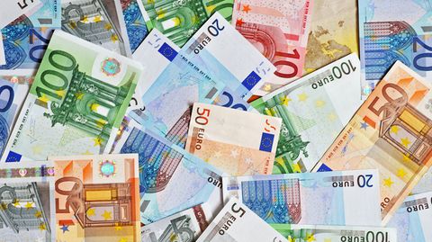 5000 Euro, für jeden: Der Vorschlag der Ökonomen klingt verlockend. Sie hoffen, dass durch diese Maßnahme die Wirtschaft belebt.