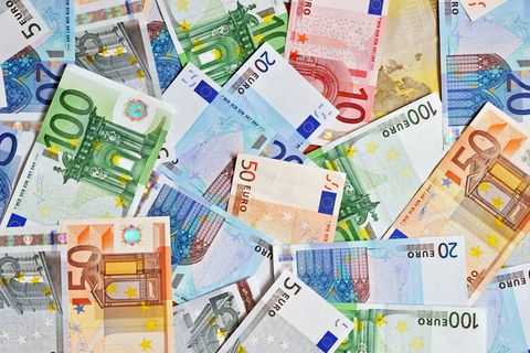 5000 Euro, für jeden: Der Vorschlag der Ökonomen klingt verlockend. Sie hoffen, dass durch diese Maßnahme die Wirtschaft belebt.