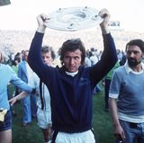 Seine größte Zeit als Spieler erlebte Heynckes bei Borussia Mönchengladbach. Er wurde viermal deutscher Meister und je einmal Uefa-Cup-Sieger und DFB-Pokalgewinner. Hier reckt er die Schale im Jahr 1975 in die Höhe.
