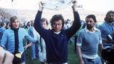 Seine größte Zeit als Spieler erlebte Heynckes bei Borussia Mönchengladbach. Er wurde viermal deutscher Meister und je einmal Uefa-Cup-Sieger und DFB-Pokalgewinner. Hier reckt er die Schale im Jahr 1975 in die Höhe.