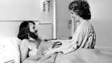 Frida und Benny 1974 in ihrem Hotelzimmer in Brighton, wo der Eurovision Song Contest stattfand. Hier schliefen die beiden als schwedische Musiker ein - und wachten als Weltstars wieder auf.