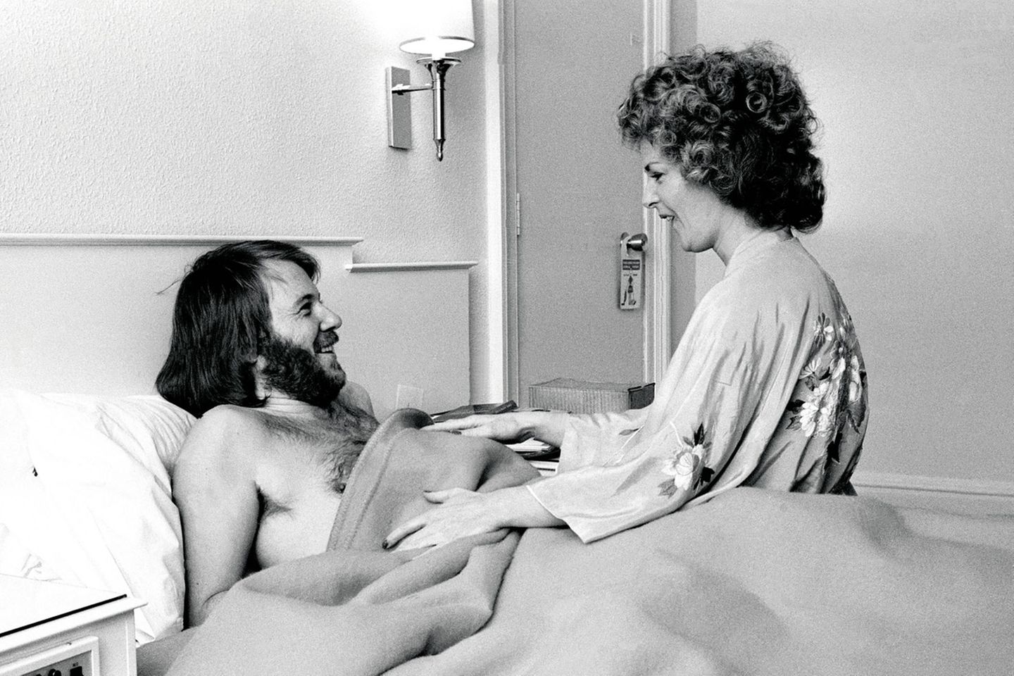 Frida und Benny 1974 in ihrem Hotelzimmer in Brighton, wo der Eurovision Song Contest stattfand. Hier schliefen die beiden als schwedische Musiker ein – und wachten als Weltstars wieder auf