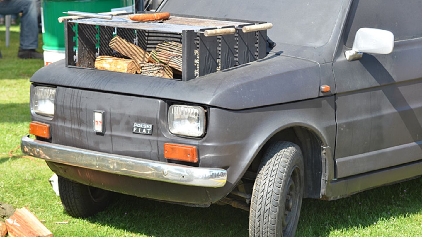 Warum einen großen Smoker auf einen Anhänger bauen, wenn man gleich das ganze Auto zum Smoker umfunktionieren kann? Der Polski/Fiat 500 eines polnischen Profigrillteams ist ein Hingucker auf jedem Fest. Im Kofferraum ist ein direkter Grill eingebaut...