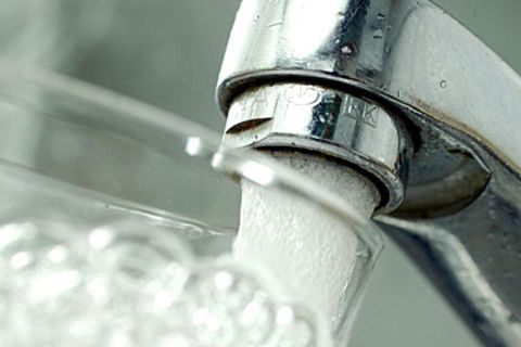 Gefahr aus dem Hahn: Im Trinkwasser von mehr als 30 Städten der USA haben Umweltschützer eine giftige Chemikalie entdeckt