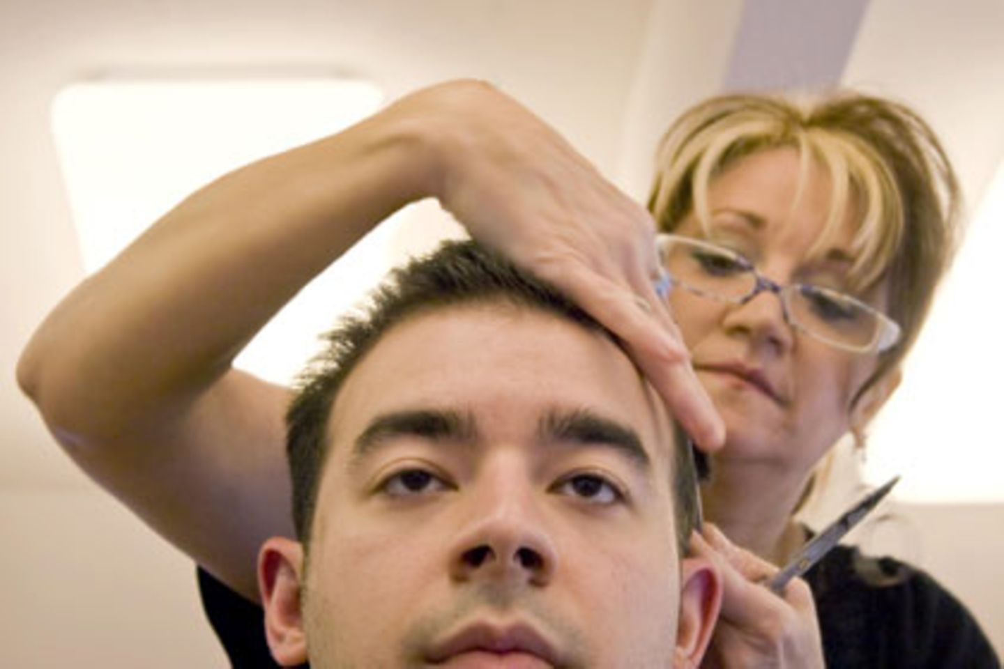 Für Branchen wie das Friseurhandwerk, in denen es keine Tarifverträge gibt, soll es künftig einen Mindestlohn geben. Darauf hat sich in die Union verständigt