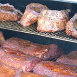 Auch ein Männertraum! Kiloweise Spareribs und Schulterstücke. Solche Mengen bewältigen nur Smoker. So mächtiges Grillgut benötigt mehrere Stunden in der Rauchkammer