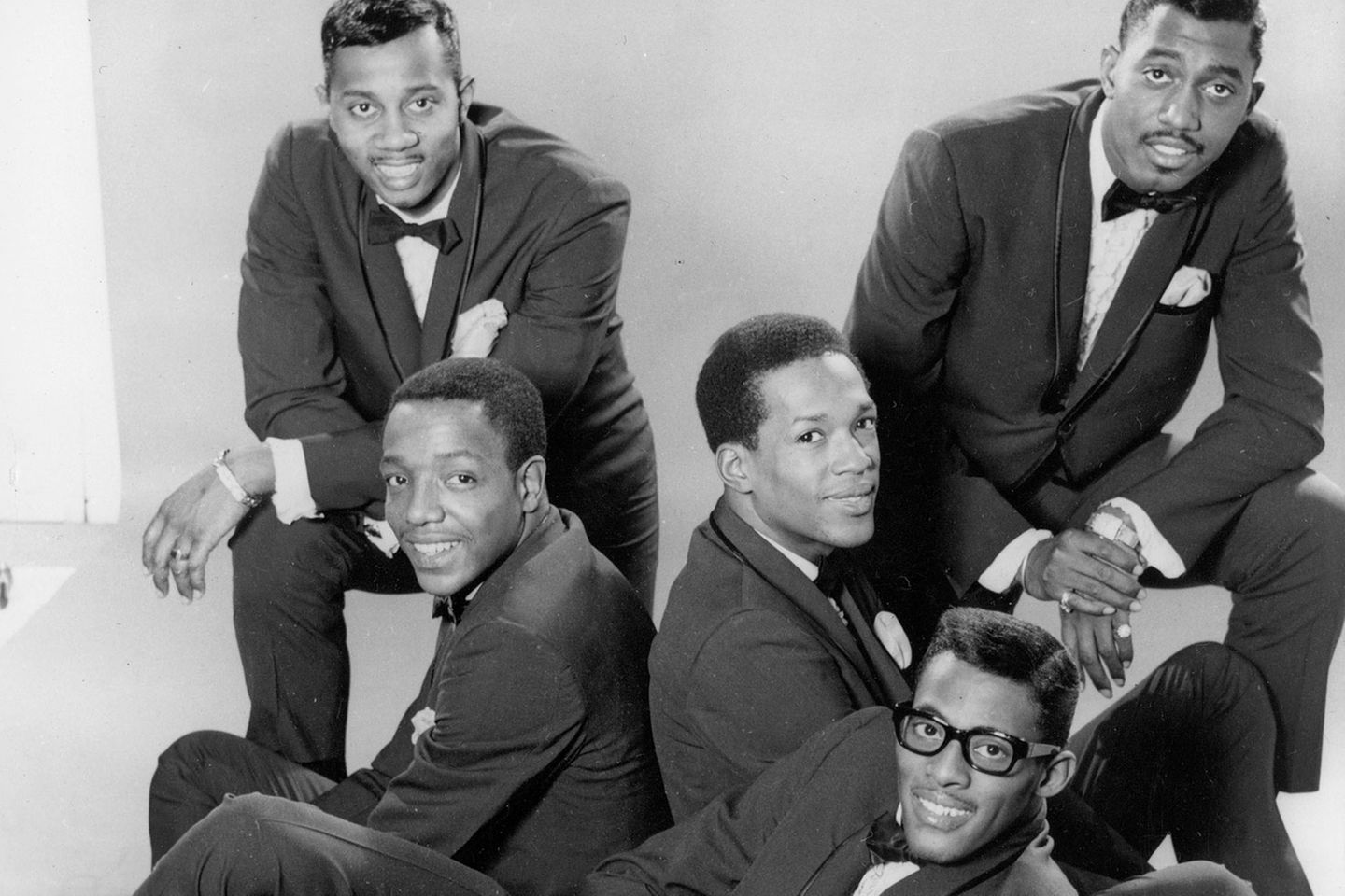Motown: Neben Frauengruppen wie den Supremes, den Marvelettes und Martha & the Vandellas brachte Motown auch sehr erfolgreiche Männergruppen hervor. Die Four Tops hatten große Hits "Baby I Need Your Loving", "Reach Out I'll Be There" oder "Bernadette". Noch erfolgreicher waren die Temptations (Foto), die zunächst mit gefälligen Soulpop-Songs wie "My Girl" erfolg hatten, ihre Musik ab Ende der 60er Jahre zu einem psychedelischem Soul-Rock weiterentwickelten. Ihr Hit "Papa was a Rollin' Stone" ist noch heute bekannt. Neben Frauengruppen wie den Supremes, den Marvelettes und Martha & the Vandellas brachte Motown auch sehr erfolgreiche Männergruppen hervor. Die Four Tops hatten große Hits "Baby I Need Your Loving", "Reach Out I'll Be There" oder "Bernadette". Noch erfolgreicher waren die Temptations (Foto), die zunächst mit gefälligen Soulpop-Songs wie "My Girl" erfolg hatten, ihre Musik ab Ende der 60er Jahre zu einem psychedelischem Soul-Rock weiterentwickelten. Ihr Hit "Papa was a Rollin' Stone" ist noch heute bekannt.