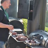 Solche Brocken gelingen nur im Smoker. Wahre Profis smoken schätzen das Niedrigtemperaturgaren. Bei 90 bis 110 Grad Celsius bleiben Rinderbrust und Schweineschultern 20 Stunden und länger in der Rauchkammer. Das Ergebnis: Sehr zartes, saftiges Fleisch