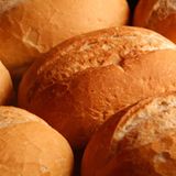 Kaiserbrötchen - 690 Liter pro Kilogramm Ein Kaiserbrötchen aus deutschem Weizen, 60 Gramm schwer, schluckt 40 Liter Wasser. Auf ein Kilo hochgerechnet ergeben sich so knapp 700 Liter Wasser.