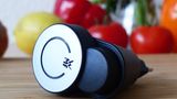 Geladen wird der Cook Assist mit dem mitgelieferten Adapter.