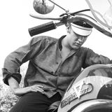 Ein Idol in der Pose eines anderen: Elvis Presley macht auf dem Motorrad auf Marlon Brando