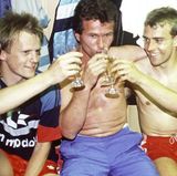Erste Meistertitel mit den Bayern: Heynckes zwischen Hans Dorfner und Hansi Flick (r.) am Ende der Saison 1988/1989. Den Sekt hatten sie sich verdient.