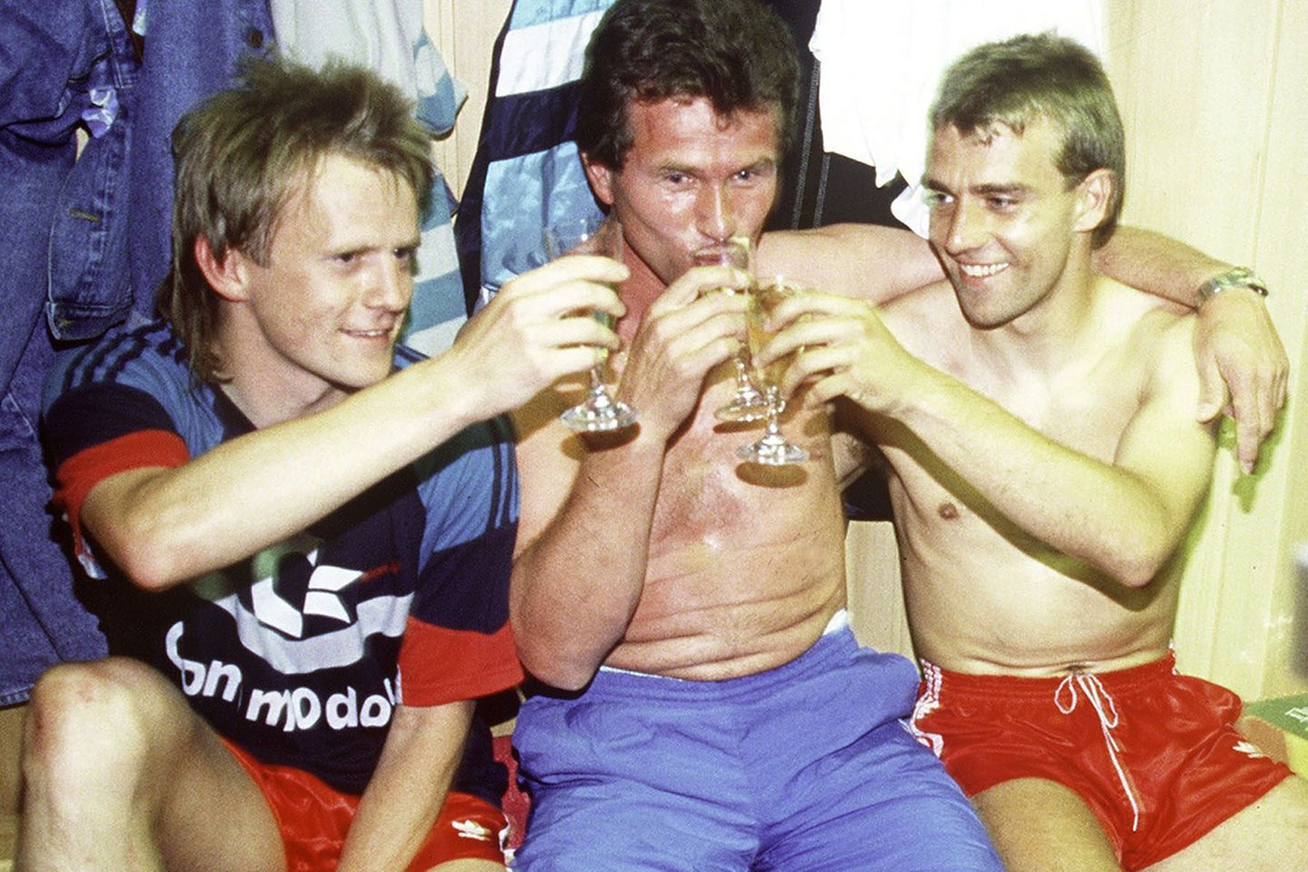 Erste Meistertitel mit den Bayern: Heynckes zwischen Hans Dorfner und Hansi Flick (r.) am Ende der Saison 1988/1989. Den Sekt hatten sie sich verdient.