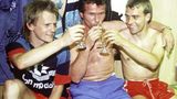 Erste Meistertitel mit den Bayern: Heynckes zwischen Hans Dorfner und Hansi Flick (r.) am Ende der Saison 1988/1989. Den Sekt hatten sie sich verdient.