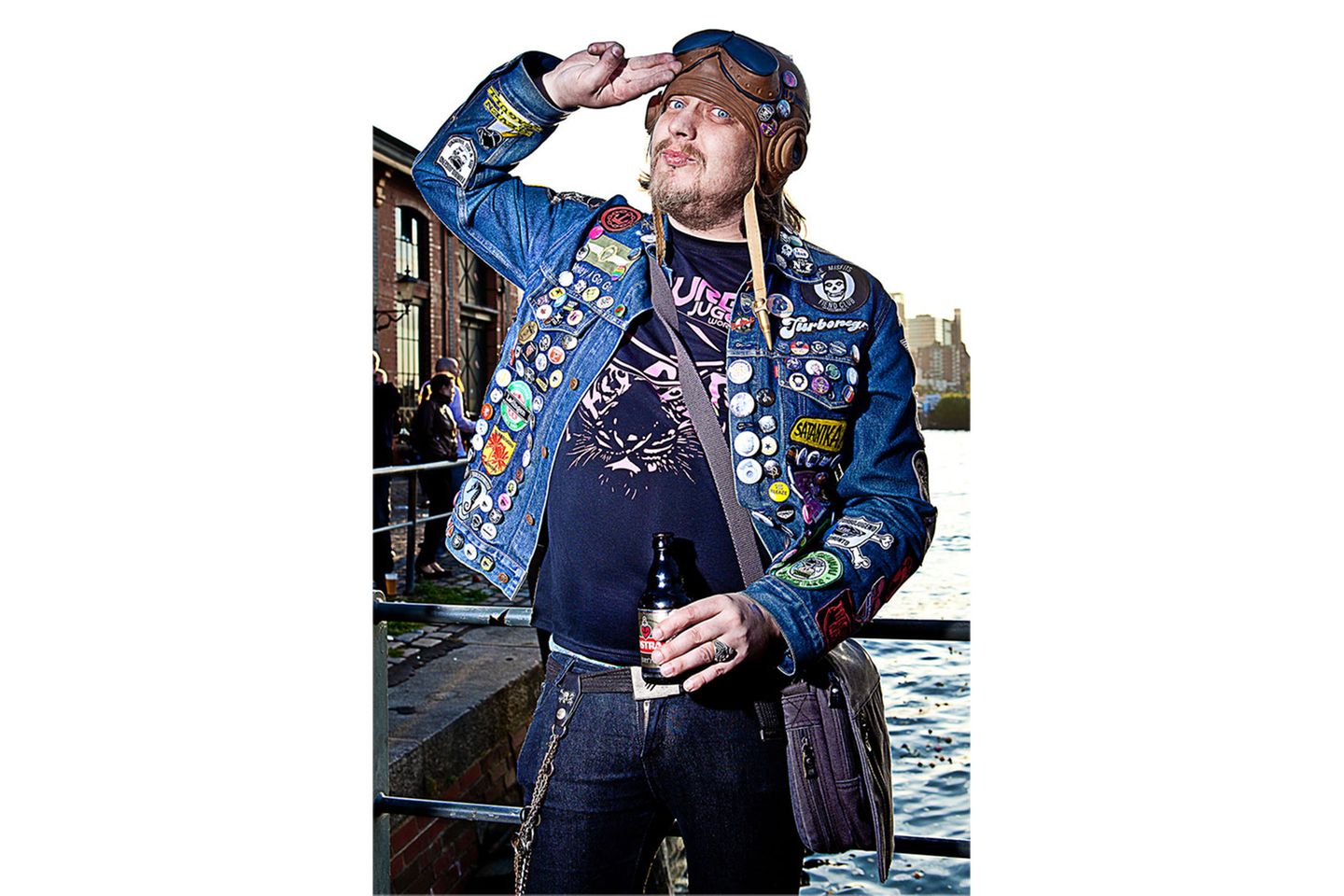 Der Herr mit der Fliegermütze lebt in London, gehört zur Turbojugend Hammersmith Bastards und auch er: heiratet bald. Seine Name: Whiskey A Go Go