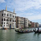 Von zwei kleinen Obelisken gekrönt: das Aman Canal Grande mit Bootsanleger und einem hoteleigenem Vaporetto aus Mahagoni. Rechts im Hintergrund die Rialtobrücke.  Weiter Infos: www.amanresorts.com