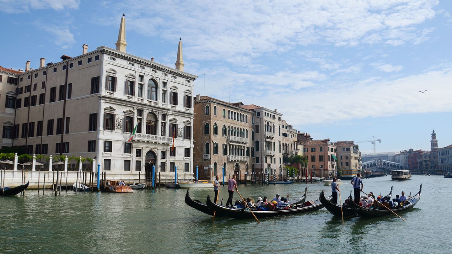 Amanresort in Venedig: Von zwei kleinen Obelisken gekrönt: das Aman Canal Grande mit Bootsanleger und einem hoteleigenem Vaporetto aus Mahagoni. Rechts im Hintergrund die Rialtobrücke. Weiter Infos: www.amanresorts.com Von zwei kleinen Obelisken gekrönt: das Aman Canal Grande mit Bootsanleger und einem hoteleigenem Vaporetto aus Mahagoni. Rechts im Hintergrund die Rialtobrücke.  Weiter Infos: www.amanresorts.com