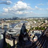 The shade of the Shard: London liegt einem zu Füßen, und die Pyramide wirft im Nachmittagslicht einen langen Schatten bis zum Themseufer mit der Tower Bridge. Bei starken Wind schwankt das Gebäude. Die Spitze kann dabei bis zu einem Meter ausschlagen.
