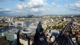 The shade of the Shard: London liegt einem zu Füßen, und die Pyramide wirft im Nachmittagslicht einen langen Schatten bis zum Themseufer mit der Tower Bridge. Bei starken Wind schwankt das Gebäude. Die Spitze kann dabei bis zu einem Meter ausschlagen.