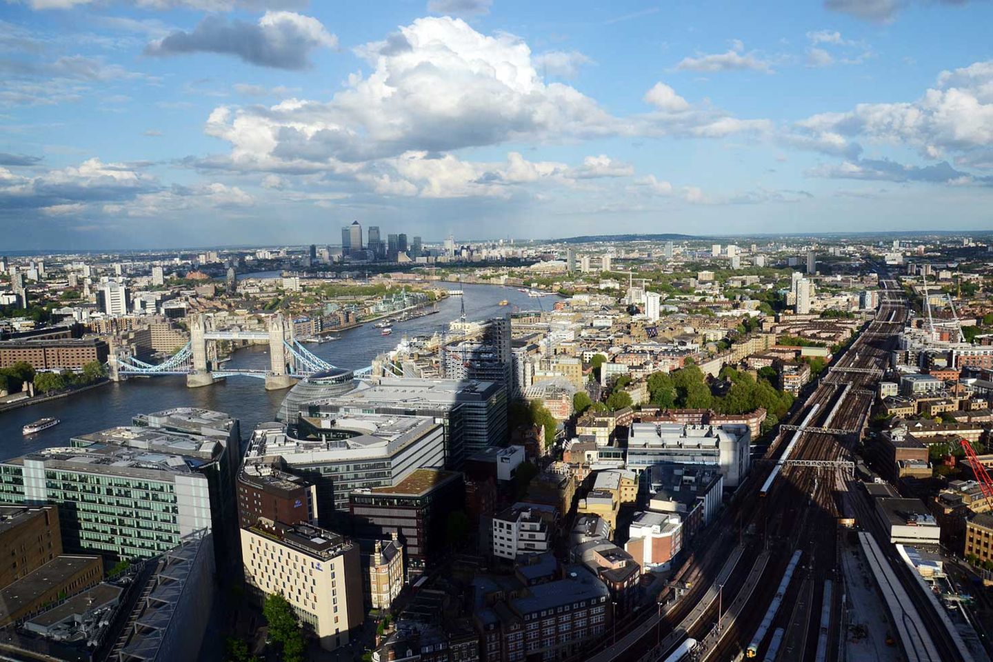The shade of the Shard: London liegt einem zu Füßen, und die Pyramide wirft im Nachmittagslicht einen langen Schatten bis zum Themseufer mit der Tower Bridge. Bei starken Wind schwankt das Gebäude. Die Spitze kann dabei bis zu einem Meter ausschlagen.