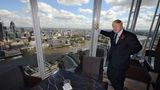 Auch Bürgermeister "Bo-Jo" genießt die überlegene Perspektive auf seine Stadt: links im Bild das Gebäude Gherkin, die "Gurke", ein von Norman Foster entworfenes Hochhaus im Finanzbezirk. In seiner kurzen, ironischen Rede betont der launige Bürgermeister den kostenlosen Internetzugang und die "fantastischen Minibars in allen Zimmern" - und erklärt das Hotel für eröffnet.