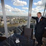 Auch Bürgermeister "Bo-Jo" genießt die überlegene Perspektive auf seine Stadt: links im Bild das Gebäude Gherkin, die "Gurke", ein von Norman Foster entworfenes Hochhaus im Finanzbezirk. In seiner kurzen, ironischen Rede betont der launige Bürgermeister den kostenlosen Internetzugang und die "fantastischen Minibars in allen Zimmern" - und erklärt das Hotel für eröffnet.