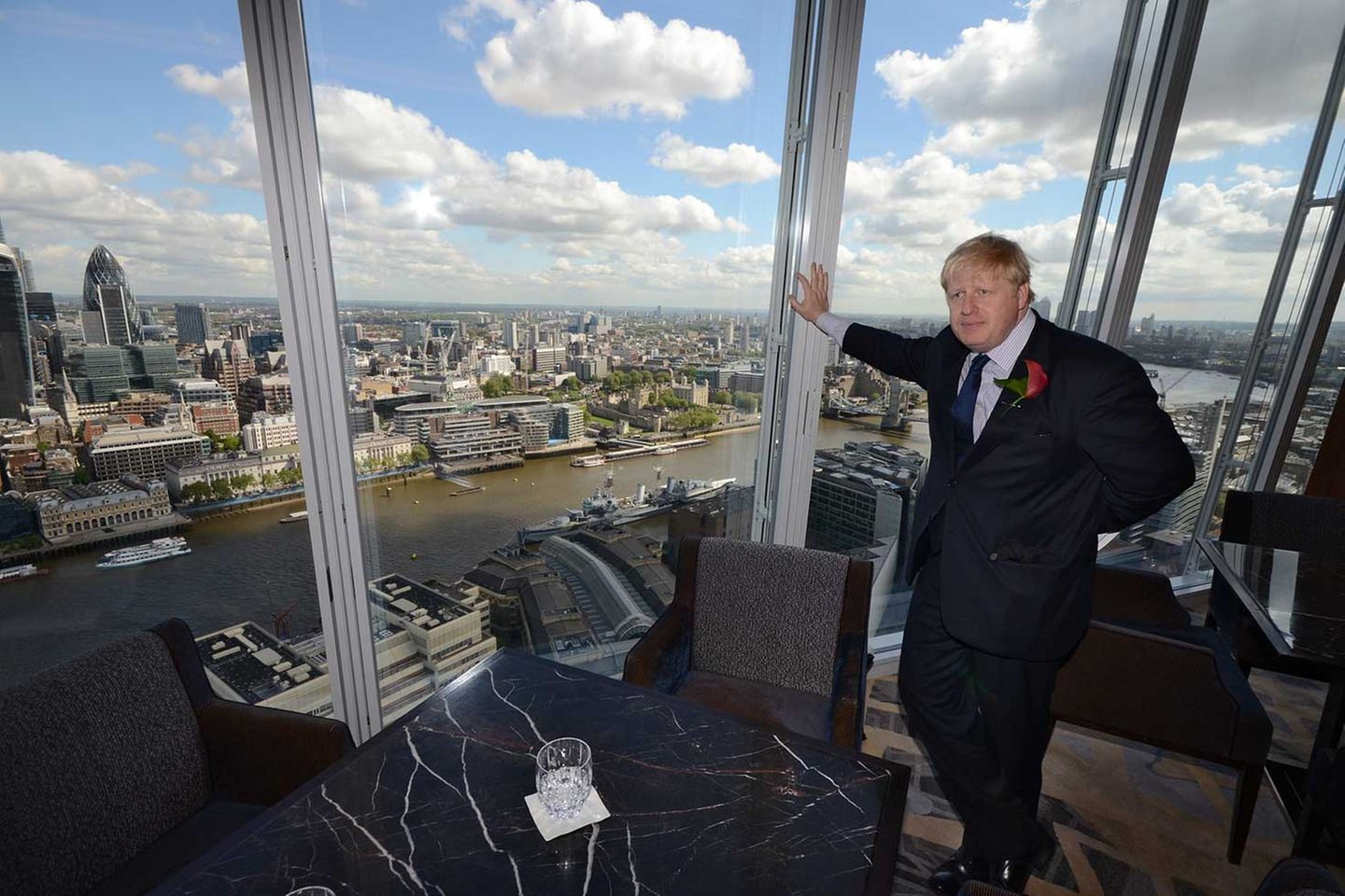 Shangri-La at the Shard London: Auch Bürgermeister "Bo-Jo" genießt die überlegene Perspektive auf seine Stadt: links im Bild das Gebäude Gherkin, die "Gurke", ein von Norman Foster entworfenes Hochhaus im Finanzbezirk. In seiner kurzen, ironischen Rede betont der launige Bürgermeister den kostenlosen Internetzugang und die "fantastischen Minibars in allen Zimmern" - und erklärt das Hotel für eröffnet. Auch Bürgermeister "Bo-Jo" genießt die überlegene Perspektive auf seine Stadt: links im Bild das Gebäude Gherkin, die "Gurke", ein von Norman Foster entworfenes Hochhaus im Finanzbezirk. In seiner kurzen, ironischen Rede betont der launige Bürgermeister den kostenlosen Internetzugang und die "fantastischen Minibars in allen Zimmern" - und erklärt das Hotel für eröffnet.