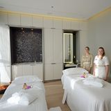 Über 1000 Quadratmeter erstreckt sich der Spa-Bereich, der von dem französischen Parfümhaus Guerlain betrieben wird. Im Gegensatz zu anderen Hotels, die ihre Behandlungsräume ins Kellergeschoss mit Kunstlicht verbannen, flutet Sonnenlicht die Entspannungsetage.