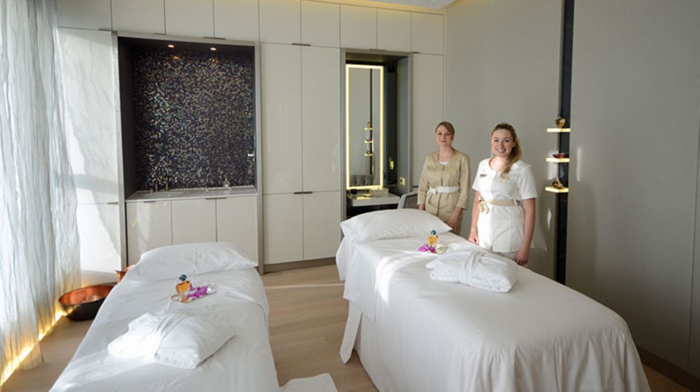 Über 1000 Quadratmeter erstreckt sich der Spa-Bereich, der von dem französischen Parfümhaus Guerlain betrieben wird. Im Gegensatz zu anderen Hotels, die ihre Behandlungsräume ins Kellergeschoss mit Kunstlicht verbannen, flutet Sonnenlicht die Entspannungsetage.
