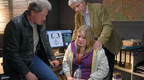Die Kommissare Batic (Miroslav Nemec, l.) und Leitmayr (Udo Wachtveitl) verhören die 13-jährige Mordzeugin Nessi (Laura Baade)