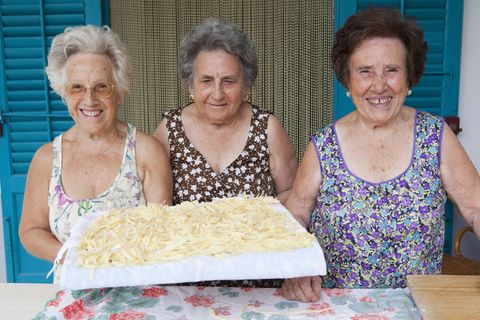 Wenn Sie diese drei Damen vor einem italienischen Restaurant sehen und Sie ihnen die gerade fertig gekneteten Nudeln präsentieren, dann gehen Sie unbedingt rein - und essen Sie Pasta.