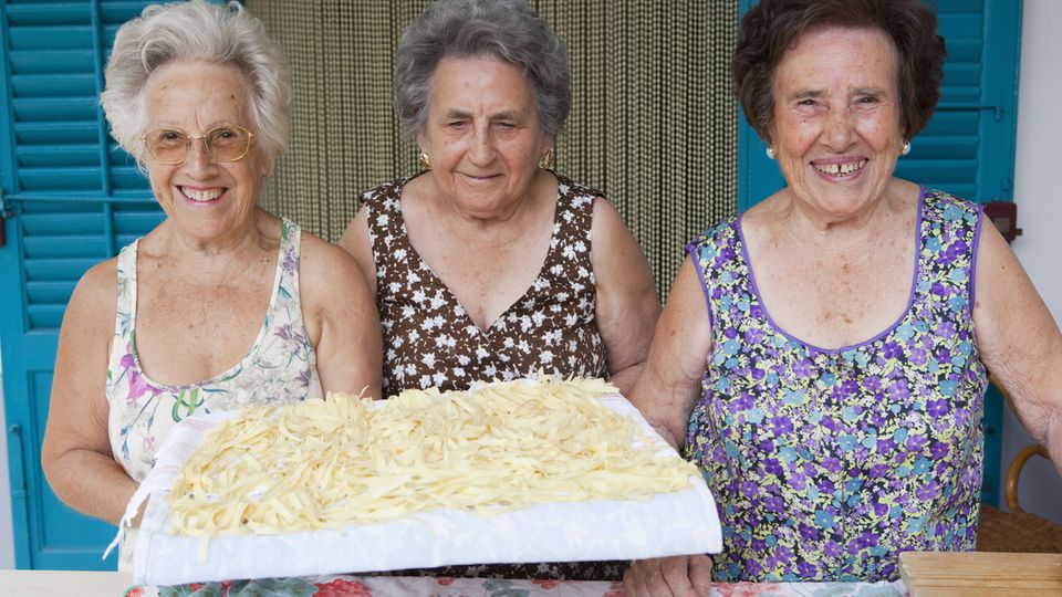 Wenn Sie diese drei Damen vor einem italienischen Restaurant sehen und Sie ihnen die gerade fertig gekneteten Nudeln präsentieren, dann gehen Sie unbedingt rein - und essen Sie Pasta.
