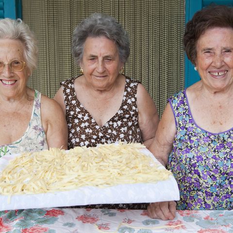 Wenn Sie diese drei Damen vor einem italienischen Restaurant sehen und die Pasta präsentieren, die gerade fertig sind, dann gehen Sie auf jeden Fall hinein - und essen Sie Pasta.