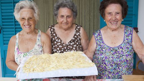 Wenn Sie diese drei Damen vor einem italienischen Restaurant sehen und Sie ihnen die gerade fertig gekneteten Nudeln präsentieren, dann gehen Sie unbedingt rein - und essen Sie Pasta.
