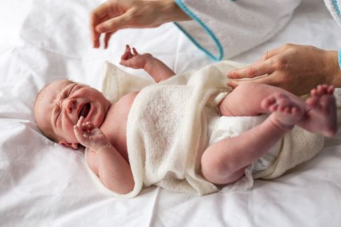Manche Eltern sind von schreienden Babys überfordert: Eine 33-jährige Mutter steht in Verden wegen Totschlags und der Misshandlung Schutzbefohlener vor dem Landgericht