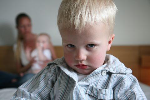 Begeisterung sieht anders aus: Plötzlich ist da dieses neue Baby, das Mamas und Papas ganze Aufmerksamkeit braucht