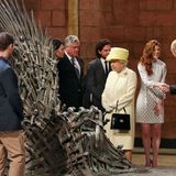 Besonders schien es ihr der "Eiserne Thron" angetan zu haben. Grund zum Neid besteht jedoch nicht: Ihr eigener Thron dürfte deutlich bequemer sein.