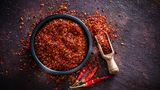 Chilischoten  Chili ist der absolute Scharfmacher unter den Gewürzen. Im wahrsten Sinne des Wortes. Seine Wirkung: Chili soll die Blutfüllung der Sexualorgane verstärken. Zusätzlich werden Glückshormone freigesetzt. Aber Achtung! Übertreiben Sie es nicht. Es kommt natürlich alles auf den Scoville-Gehalt (Schärfegrad) der Chili an - die Schärfe heizt den Körper ein und die Schmerzrezeptoren, die mitverantwortlich für die Endorphinbildung sind, werden stimuliert.