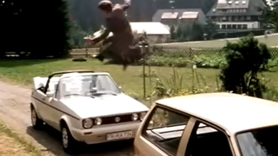Hühüpf und er sitzt: Sascha Hehn beim waghalsigen Sprung ins Golf Cabriolet