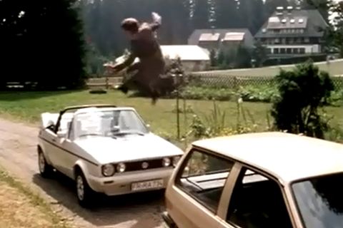 Hühüpf und er sitzt: Sascha Hehn beim waghalsigen Sprung ins Golf Cabriolet