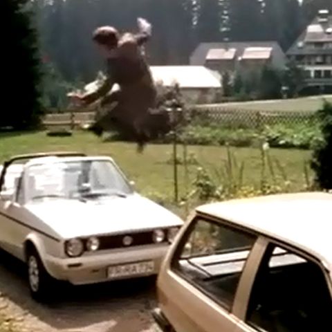 Hühüpf und er sitzt: Sascha Hehn beim waghalsigen Sprung ins Golf Cabriolet