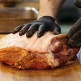 Die Seiten nicht vergessen und immer schön massieren. Je tiefer die Mischung in die oberen Schichten eindringt, desto besser.