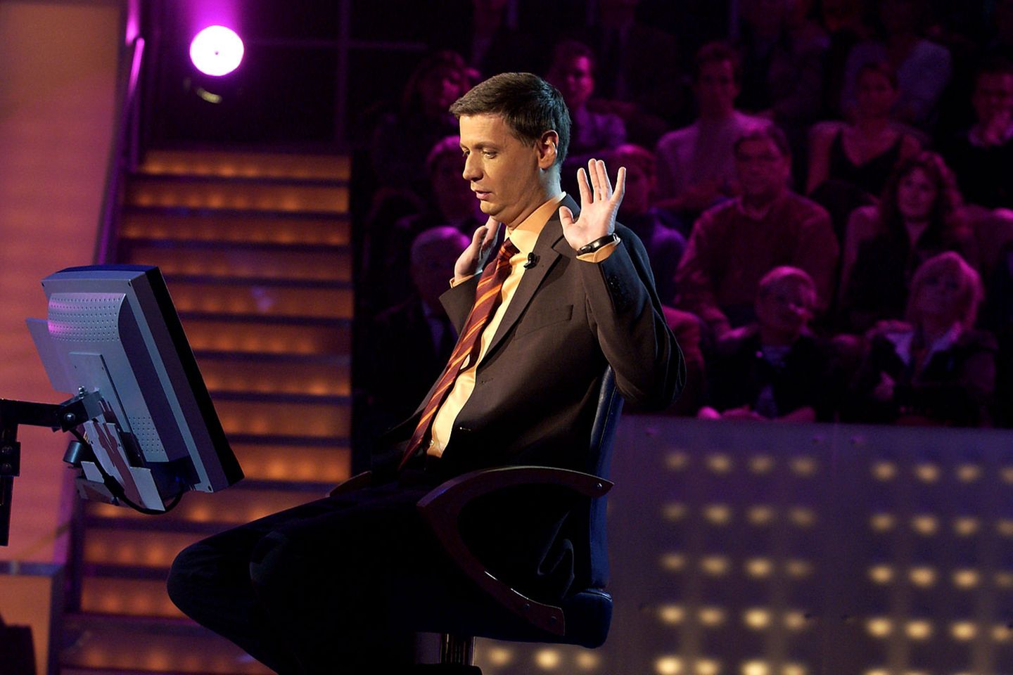 Der Quizmaster G¸nther Jauch macht am 26.11.2001 in Kˆln-H¸rth bei der Aufzeichnung des dritten Prominenten-Specials seiner Show "Wer wird Million‰r?" eine unwissende Geste. Es gibt nicht viele Formate bei RTL, die gleichermaßen Publikum wie Kritiker beglücken. Manche halten "Wer wird Millionär" sogar für Bildungsfernsehen und Moderator Günther Jauch für den besseren Bundeskanzler. In jedem Fall funktioniert die Quizshow auch im 14. Jahr ihres Bestehens noch akzeptabel. Wenngleich der Zuschauerschnitt 2012 mit 16,3 Prozent in der Zielgruppe nur noch knapp über dem Senderschnitt von 15,9 Prozent lag, so wird RTL die Show allein aus Imagegründen fortführen. Fazit: Solange Günther Jauch dabei ist, hat "Wer wird Millionär" noch viele Jahre vor sich.