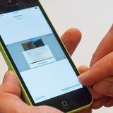 Trick 12: Gelöschte Fotos wiederherstellen  Hat man ein Bild versehentlich gelöscht, ist die Panik schnell groß. Dabei lassen sich die Fotos ohne größeren Aufwand wiederherstellen. In der "Fotos"-App findet sich unter der Ansicht "Alben" auch ein Ordner mit den zuletzt gelöschten Bildern. Sämtliche Bilder in diesem Ordner werden nach einer festgelegten Zeit automatisch gelöscht. Die verbleibende Zeit steht am unteren Rand des Bildes. Wählen Sie eines der Bilder aus, haben Sie die Möglichkeit, es entweder ganz zu löschen oder wiederherzustellen. Wählen Sie statt eines Bildes "Auswählen", können Sie auch mehrere Bilder auswählen oder gleich alle Bilder löschen oder wiederherstellen.   Seien Sie also vorsichtig, wenn Sie ein peinliches Foto nur normal gelöscht haben. Bekommt jemand das iPhone in die Finger, kann er das Bild ohne Aufwand wieder aufrufen - solange er weiß, wo zu suchen ist.