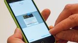 Trick 12: Gelöschte Fotos wiederherstellen  Hat man ein Bild versehentlich gelöscht, ist die Panik schnell groß. Dabei lassen sich die Fotos ohne größeren Aufwand wiederherstellen. In der "Fotos"-App findet sich unter der Ansicht "Alben" auch ein Ordner mit den zuletzt gelöschten Bildern. Sämtliche Bilder in diesem Ordner werden nach einer festgelegten Zeit automatisch gelöscht. Die verbleibende Zeit steht am unteren Rand des Bildes. Wählen Sie eines der Bilder aus, haben Sie die Möglichkeit, es entweder ganz zu löschen oder wiederherzustellen. Wählen Sie statt eines Bildes "Auswählen", können Sie auch mehrere Bilder auswählen oder gleich alle Bilder löschen oder wiederherstellen.   Seien Sie also vorsichtig, wenn Sie ein peinliches Foto nur normal gelöscht haben. Bekommt jemand das iPhone in die Finger, kann er das Bild ohne Aufwand wieder aufrufen - solange er weiß, wo zu suchen ist.