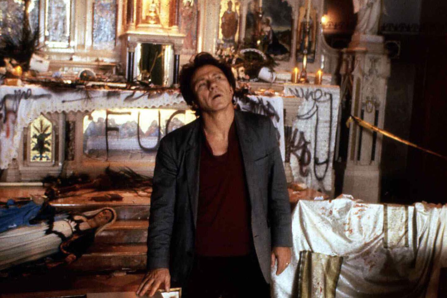 "Tatort"-Kommissar Faber: Der von Harvey Keitel gespielte "Bad Lieutenant" ist gewiss kein böser Mensch. Aber zu dem Zeitpunkt, an dem der Film einsetzt, ist er bereits dermaßen in die Ecke gedrängt, dass er zu allem fähig ist. Durch seine Drogen- und Wettsucht hat er Schulden bei der Mafia. Um sie zu bezahlen, setzt er alles auf eine Karte: Er muss den Fall einer vergewaltigten Nonne aufklären und die von der katholischen Kirche in Aussicht gestellte Belohnung kassieren. Dann wird alles gut. Vielleicht. Der von Harvey Keitel gespielte "Bad Lieutenant" ist gewiss kein böser Mensch. Aber zu dem Zeitpunkt, an dem der Film einsetzt, ist er bereits dermaßen in die Ecke gedrängt, dass er zu allem fähig ist. Durch seine Drogen- und Wettsucht hat er Schulden bei der Mafia. Um sie zu bezahlen, setzt er alles auf eine Karte: Er muss den Fall einer vergewaltigten Nonne aufklären und die von der katholischen Kirche in Aussicht gestellte Belohnung kassieren. Dann wird alles gut. Vielleicht.