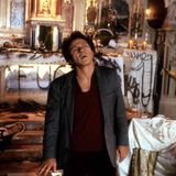 Der von Harvey Keitel gespielte "Bad Lieutenant" ist gewiss kein böser Mensch. Aber zu dem Zeitpunkt, an dem der Film einsetzt, ist er bereits dermaßen in die Ecke gedrängt, dass er zu allem fähig ist. Durch seine Drogen- und Wettsucht hat er Schulden bei der Mafia. Um sie zu bezahlen, setzt er alles auf eine Karte: Er muss den Fall einer vergewaltigten Nonne aufklären und die von der katholischen Kirche in Aussicht gestellte Belohnung kassieren. Dann wird alles gut. Vielleicht.
