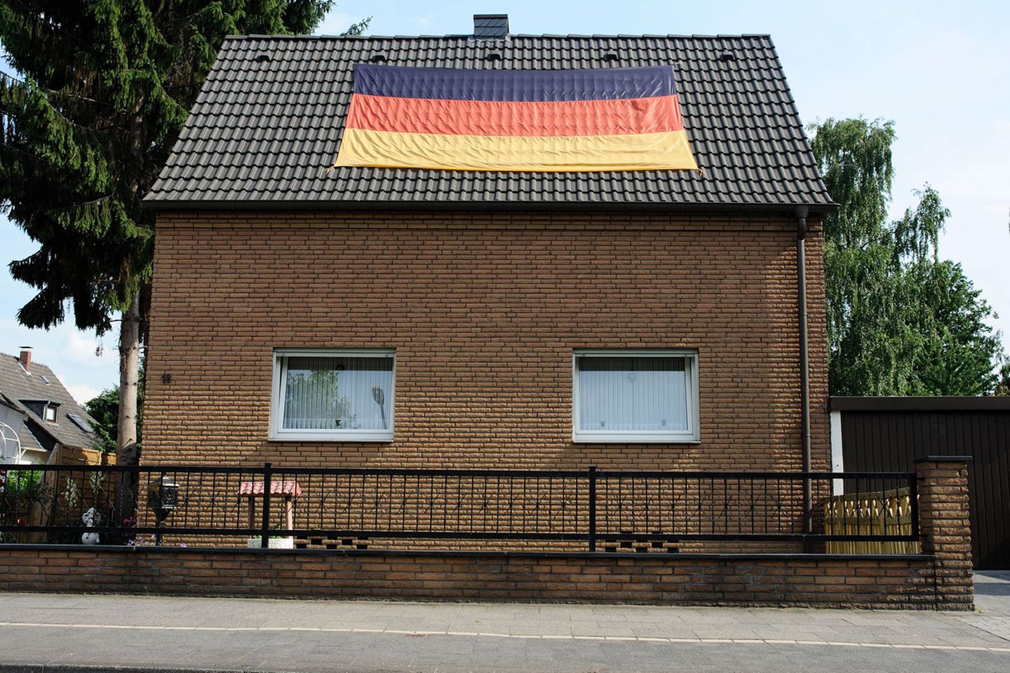 Andere haben Solarzellen aufs Dach geschraubt, dieser Bewohner stellt stattdessen lieber seine nationale Gesinnung zur Schau.  Mehr von der Fotografin auf Die Lichtung