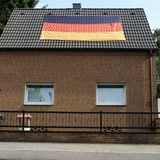 Andere haben Solarzellen aufs Dach geschraubt, dieser Bewohner stellt stattdessen lieber seine nationale Gesinnung zur Schau.  Mehr von der Fotografin auf Die Lichtung