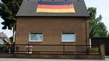 Andere haben Solarzellen aufs Dach geschraubt, dieser Bewohner stellt stattdessen lieber seine nationale Gesinnung zur Schau.  Mehr von der Fotografin auf Die Lichtung